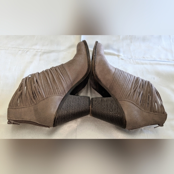 Fergalicious by Fergie Women's Wicket Block Heel Ankle Boots Sz 10M Strappy Boho - Picture 7 of 10